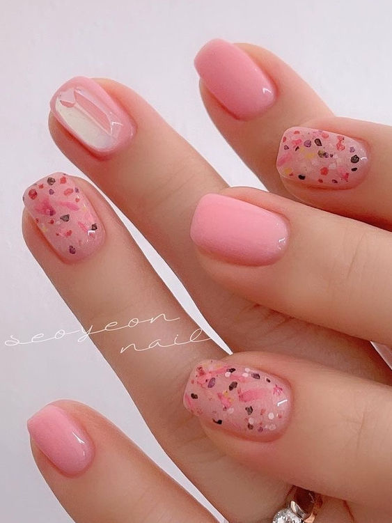 корейський рожевий манікюр на короткі нігті - фото