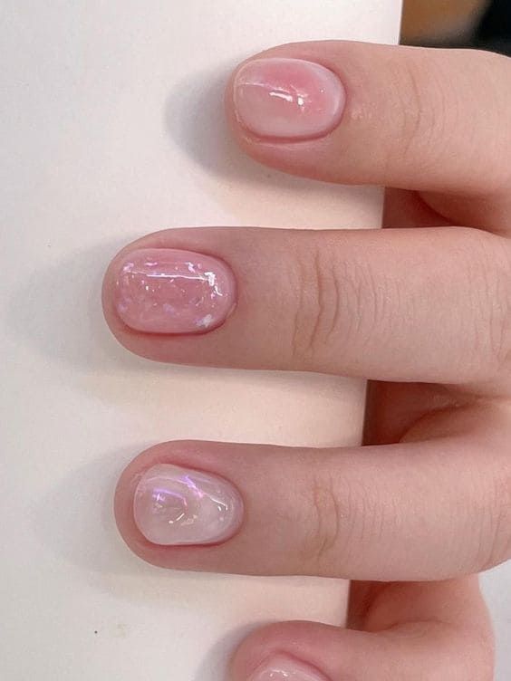 рожевий манікюр на короткі нігті в корейському стилі - фото