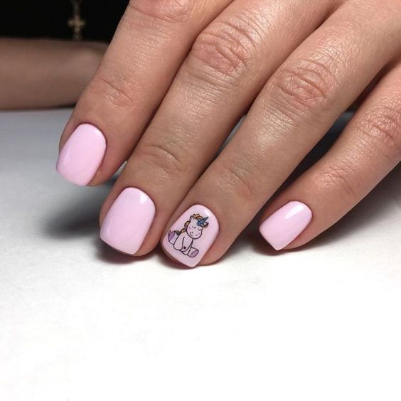 розовый маникюр на короткие ногти с единорогом
