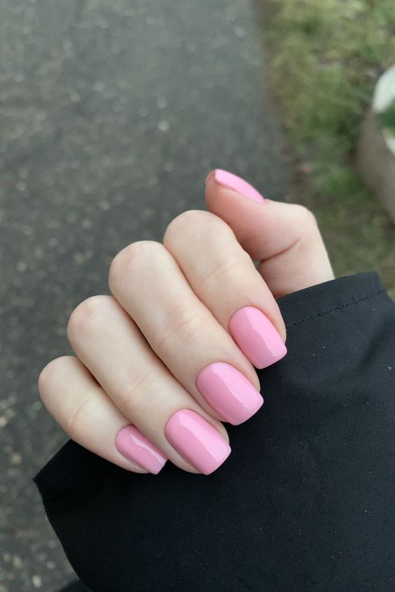 лаконичный розовый маникюр на короткие ногти