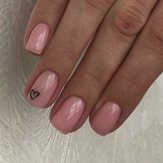рожевий манікюр на короткі нігті з малюнками - фото