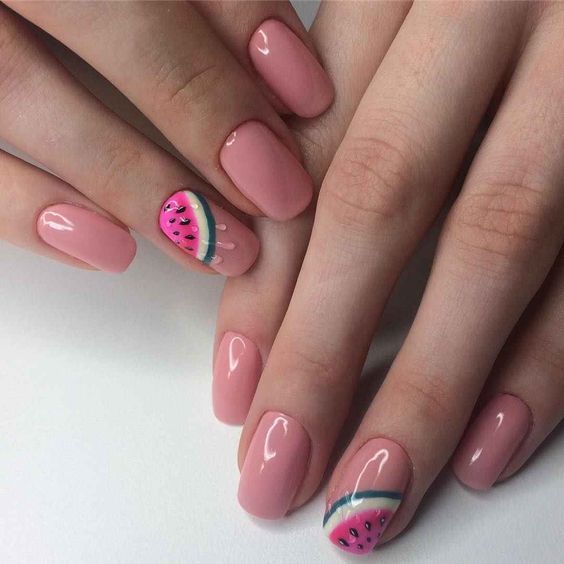 летний розовый маникюр на короткие ногти