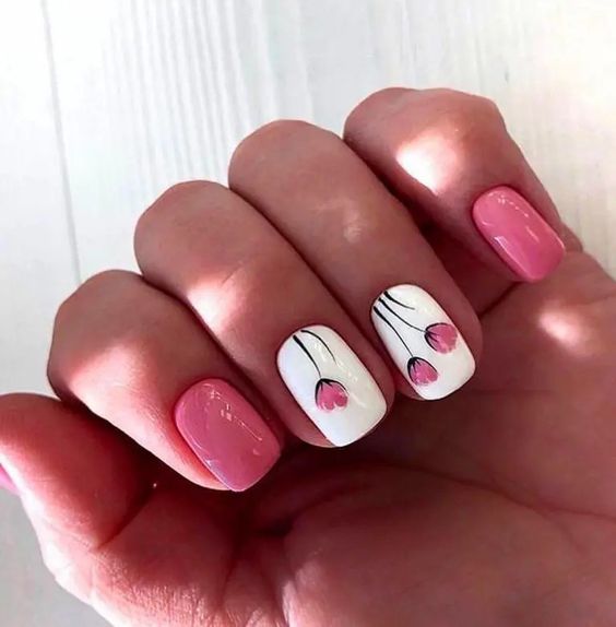 рожевий манікюр на короткі нігті з квітами