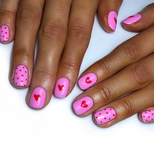 модный розовый маникюр на короткие ногти с рисунками