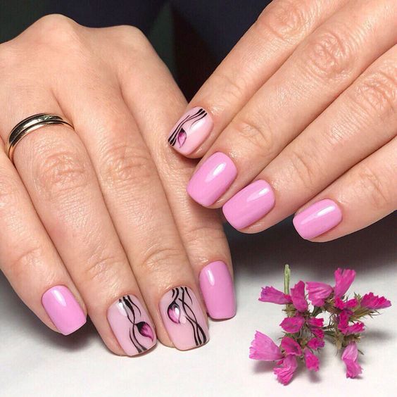 стильный розовый маникюр на короткие ногти с рисунками