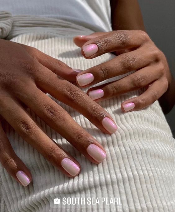 рожевий манікюр на короткі нігті з втиранням