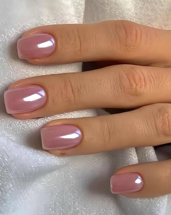 лаконічний рожевий манікюр на короткі нігті з втиранням