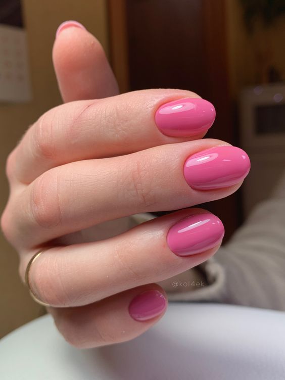 стильный розовый маникюр на короткие ногти
