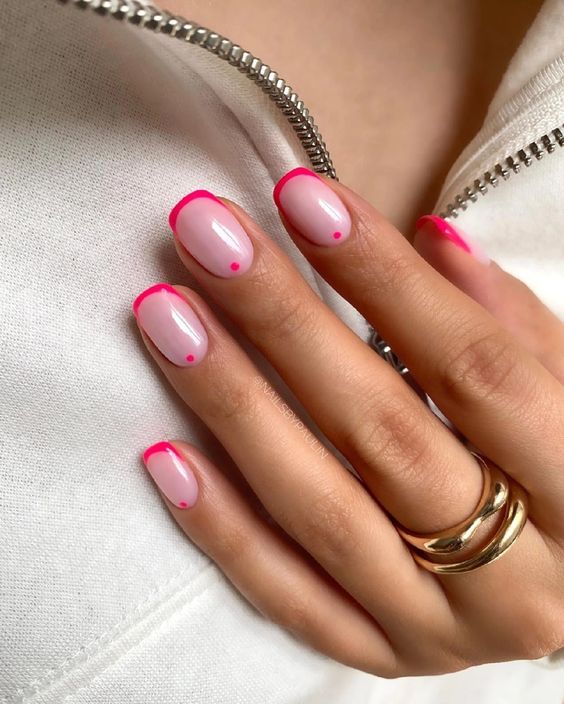 рожевий френч на короткі нігті - ідеї з фото