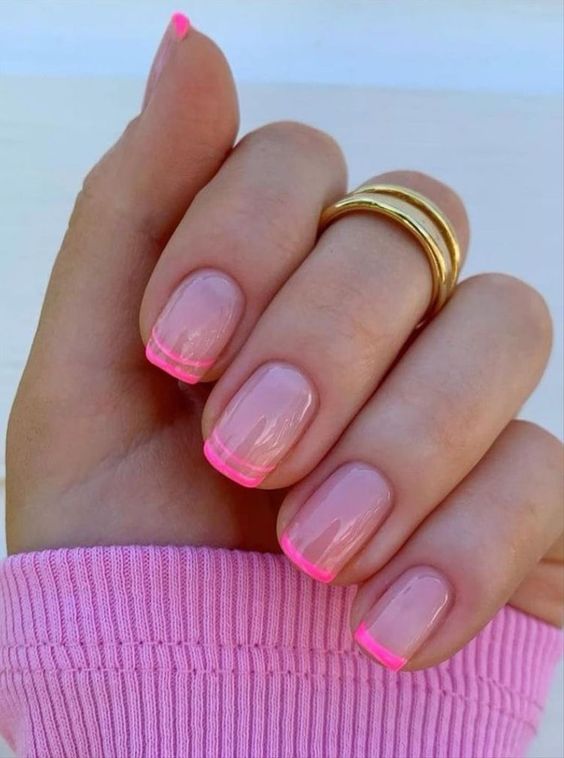 стильный розовый френч на короткие ногти