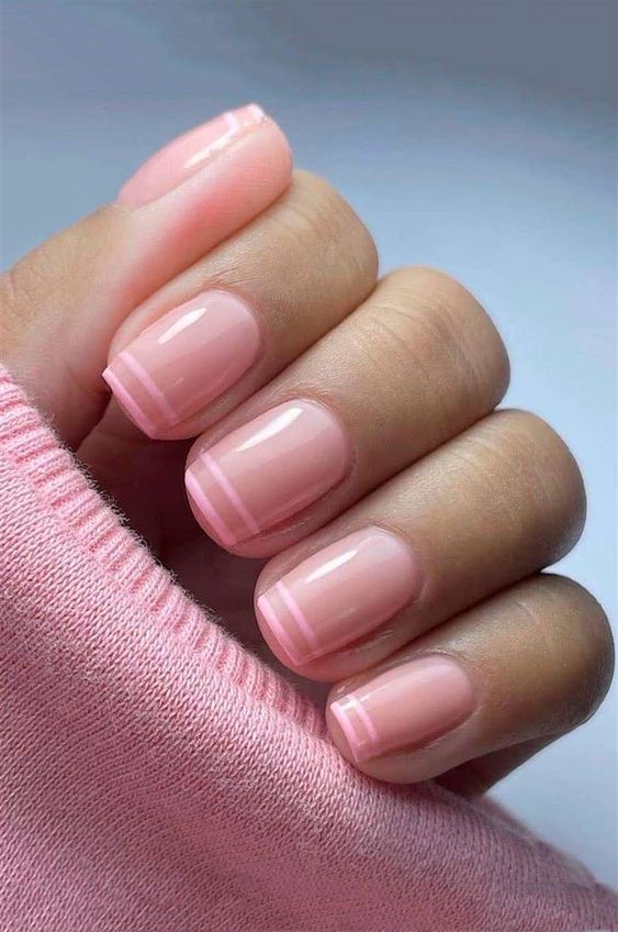 модный розовый френч на короткие ногти