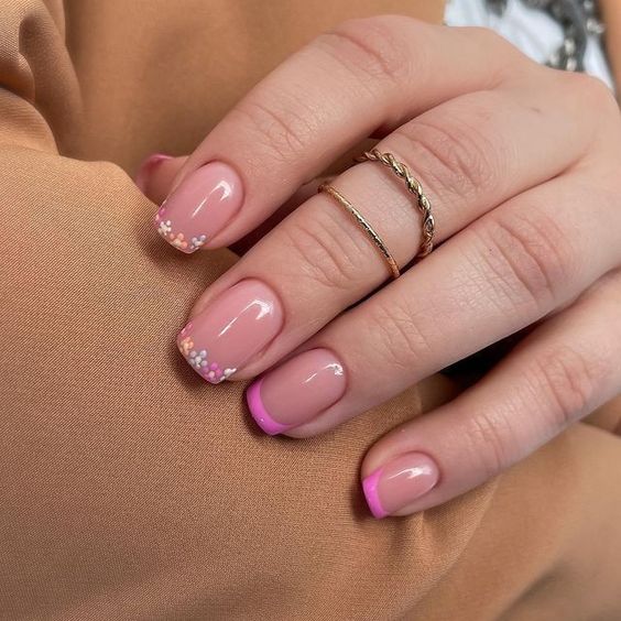 яркий розовый френч на короткие ногти