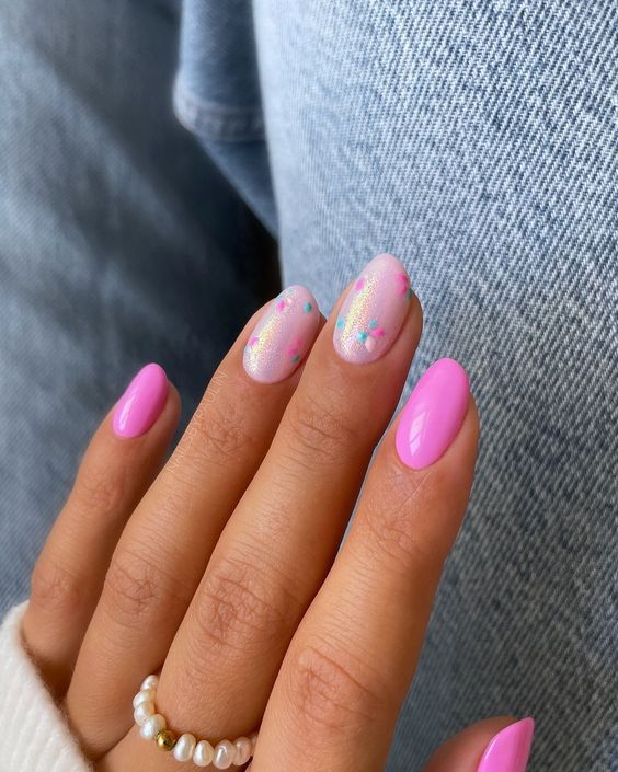 розовый маникюр на короткие ногти с ярким декором