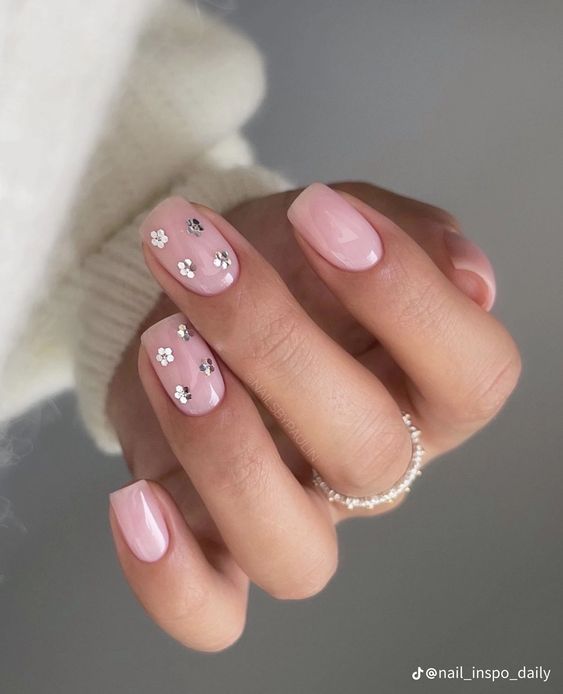 розовый маникюр на короткие ногти с блестящим декором