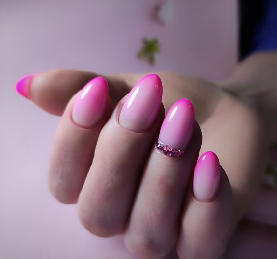 розовый маникюр на короткие ногти омбре - фото