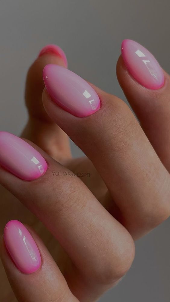 стильный розовый маникюр на короткие ногти с омбре