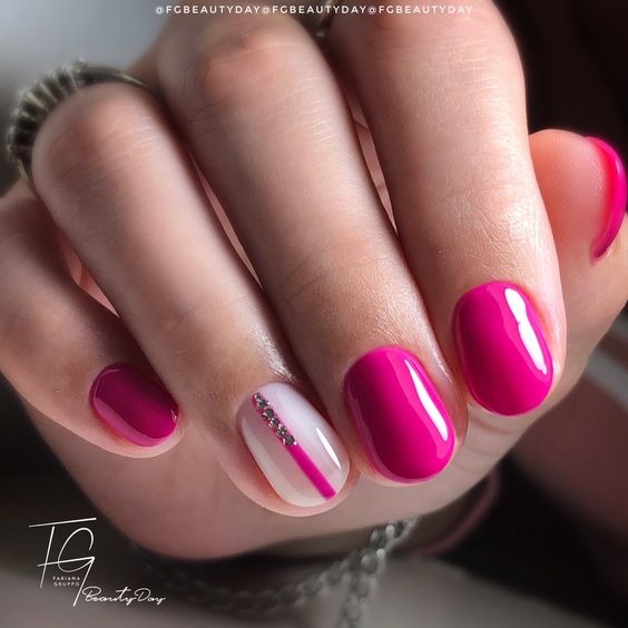 рожевий манікюр на короткі нігті з полосками