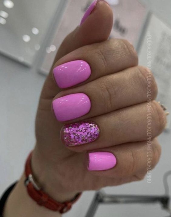 рожевий манікюр на короткі нігті з блискітками