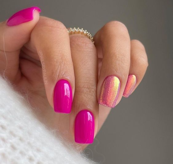 блестящий розовый маникюр на короткие ногти с градиентом