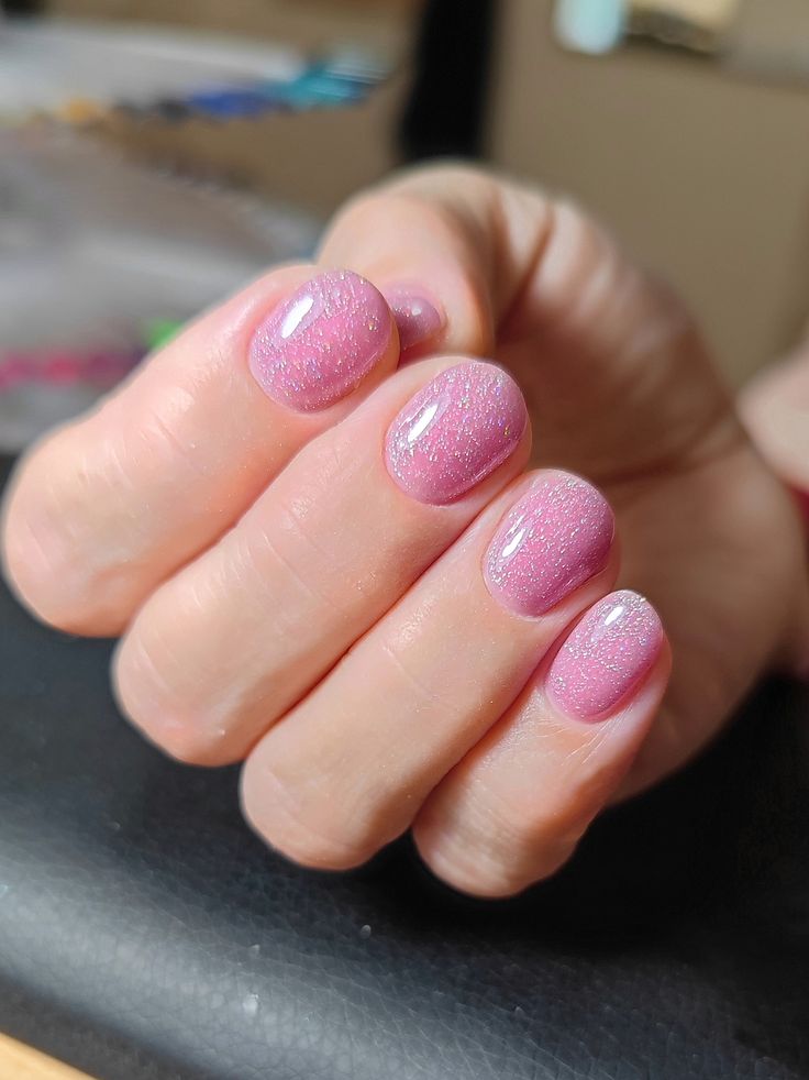 розовый маникюр на короткие ногти с блестками - идеи с фото